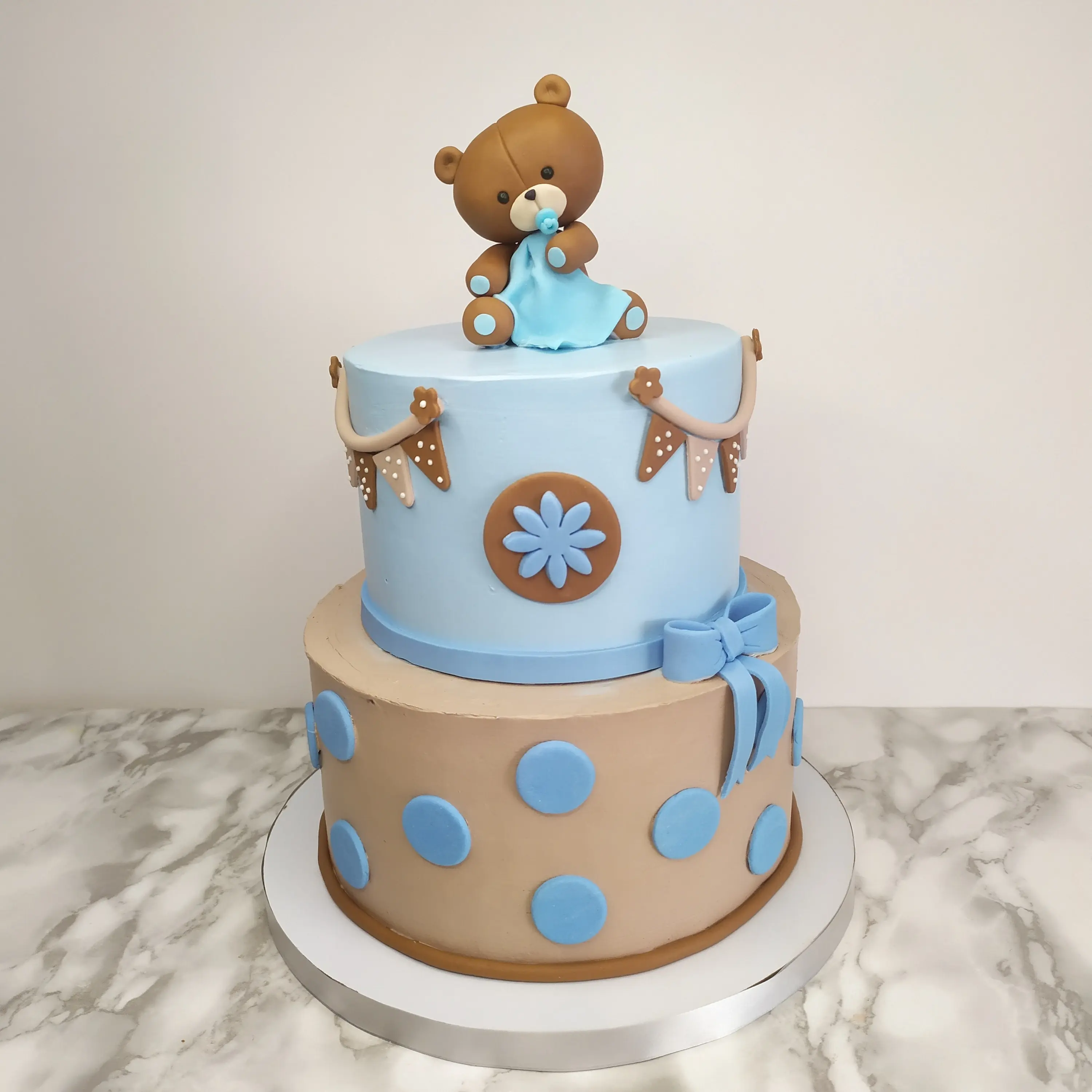 Pastel personalizado para  Baby shower,detalles en fondant lazo, tematica de Osito, elaborado por Pasteleria Capital Tarta 