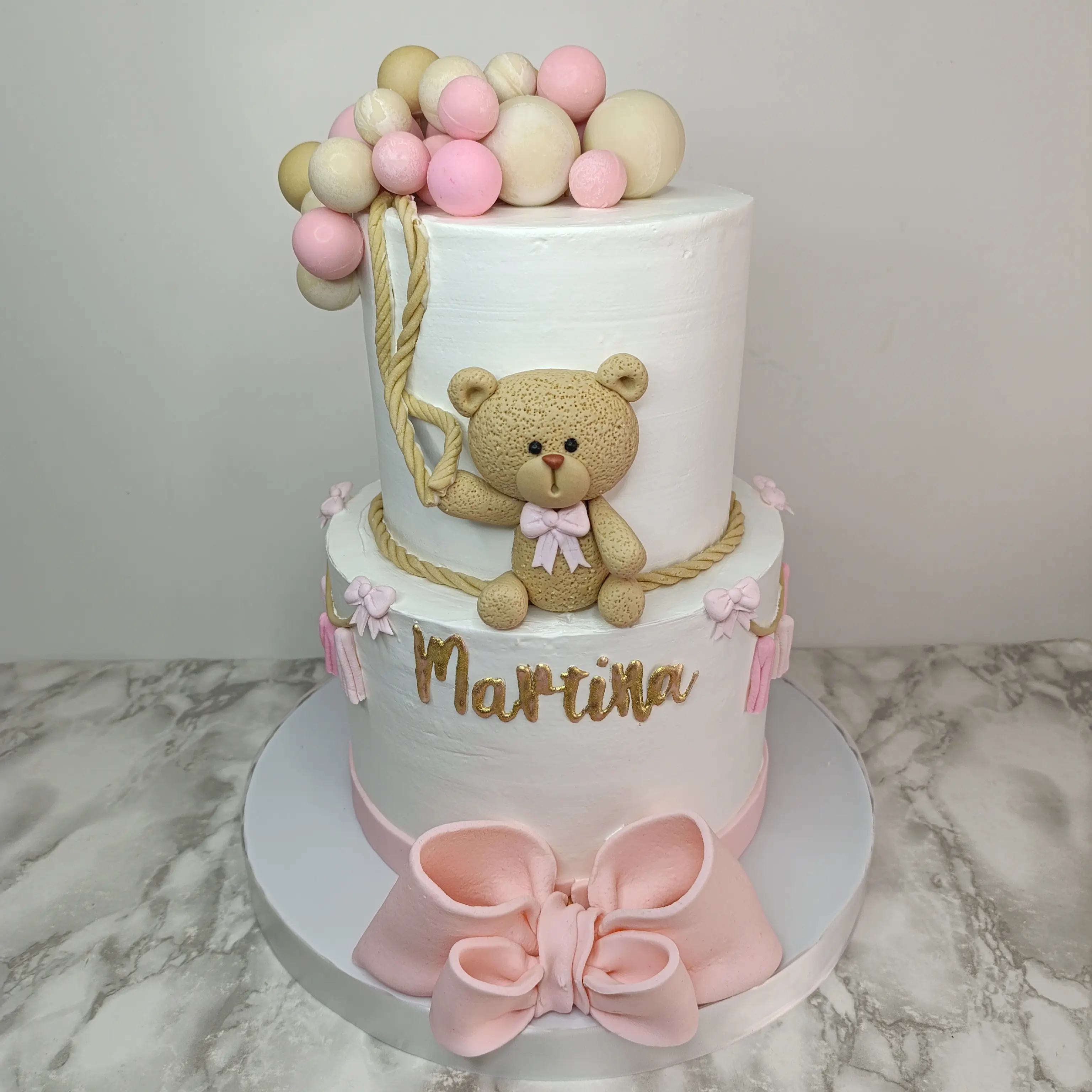 Pastel personalizado para Baby Shower,detalles en Fondant, esferas de chocolate dos pisos,lazo grande, tematica de osita , elaborado por Pasteleria Capital Tarta