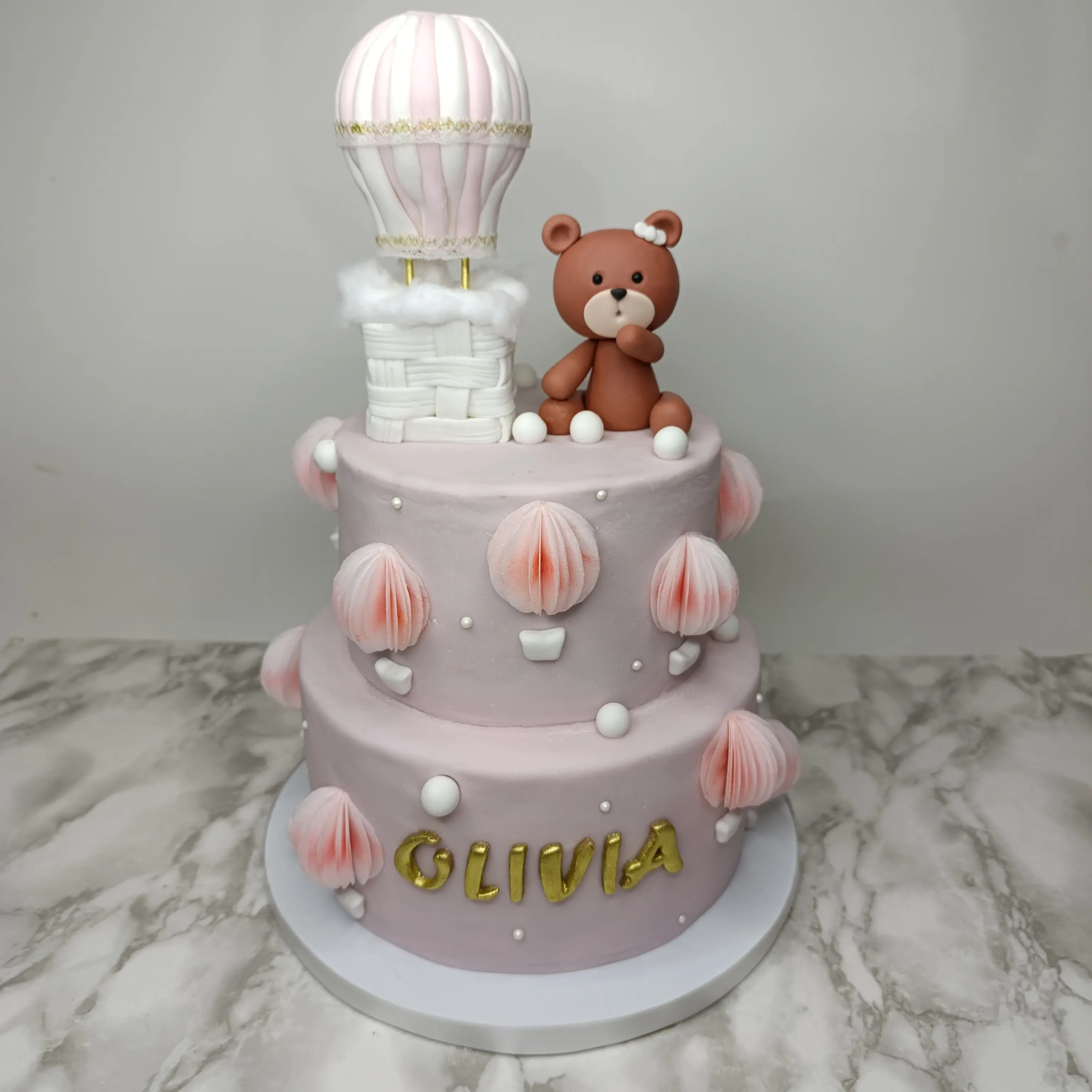Pastel personalizado para Baby Shower , con detalles en Fondant , globo aereoestatico en 3d, con tematica de osita,   elaborado por  pasteleria Capital Tarta 