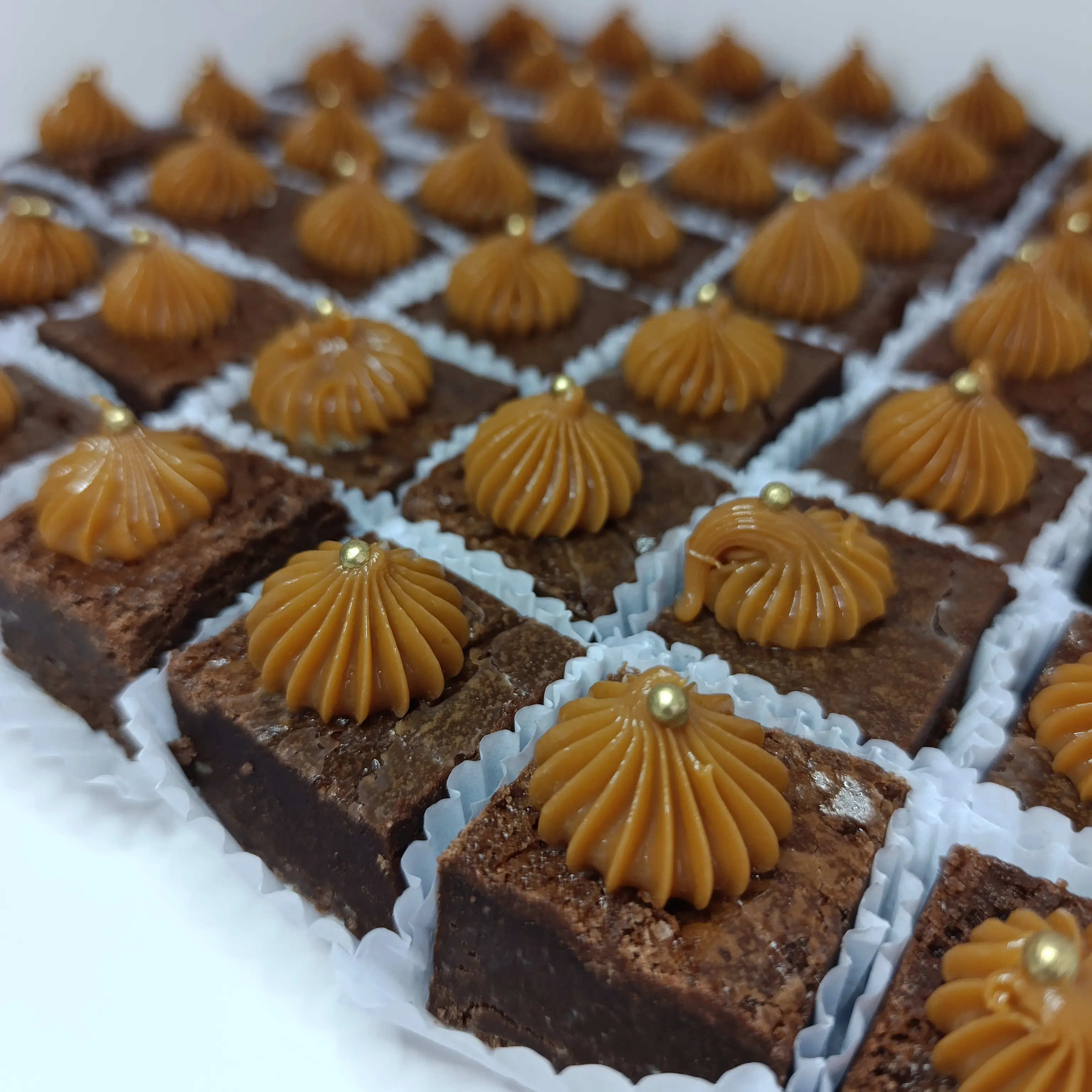 Mini Borownies, con topping de arequipe  de la mesa de postres ,  elaborado por  Pasteleria Capital Tarta 