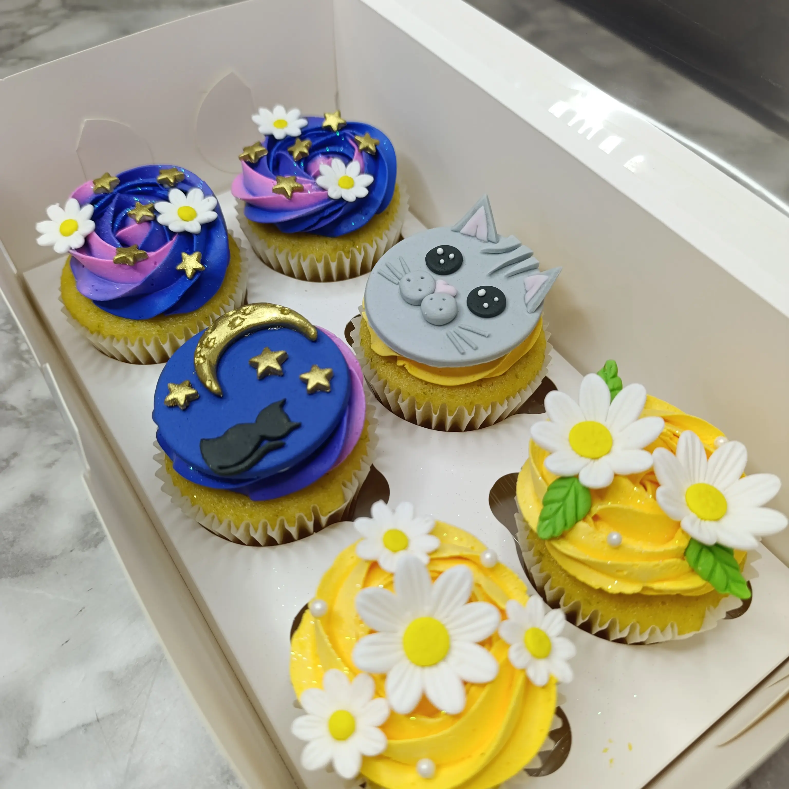 Cupcakes personalizados,decoracion Fondant y Crema, Elaborado por Pasteleria Capital Tarta 