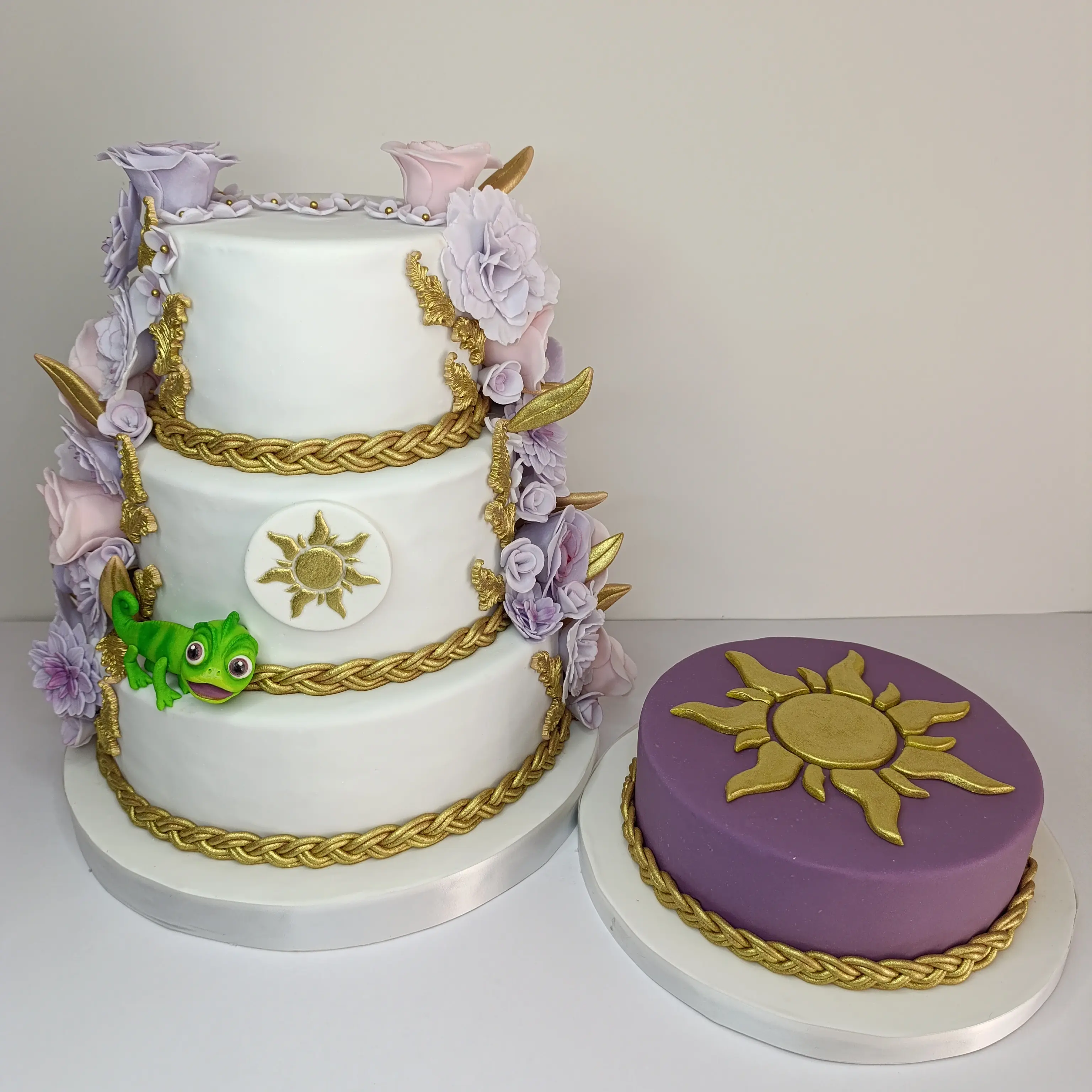 Pastel personalizado para fiesta de 15 años, princesa de Disney rapunzel, detalles en fondant  ,elaborado por  Pasteleria Capital Tarta 