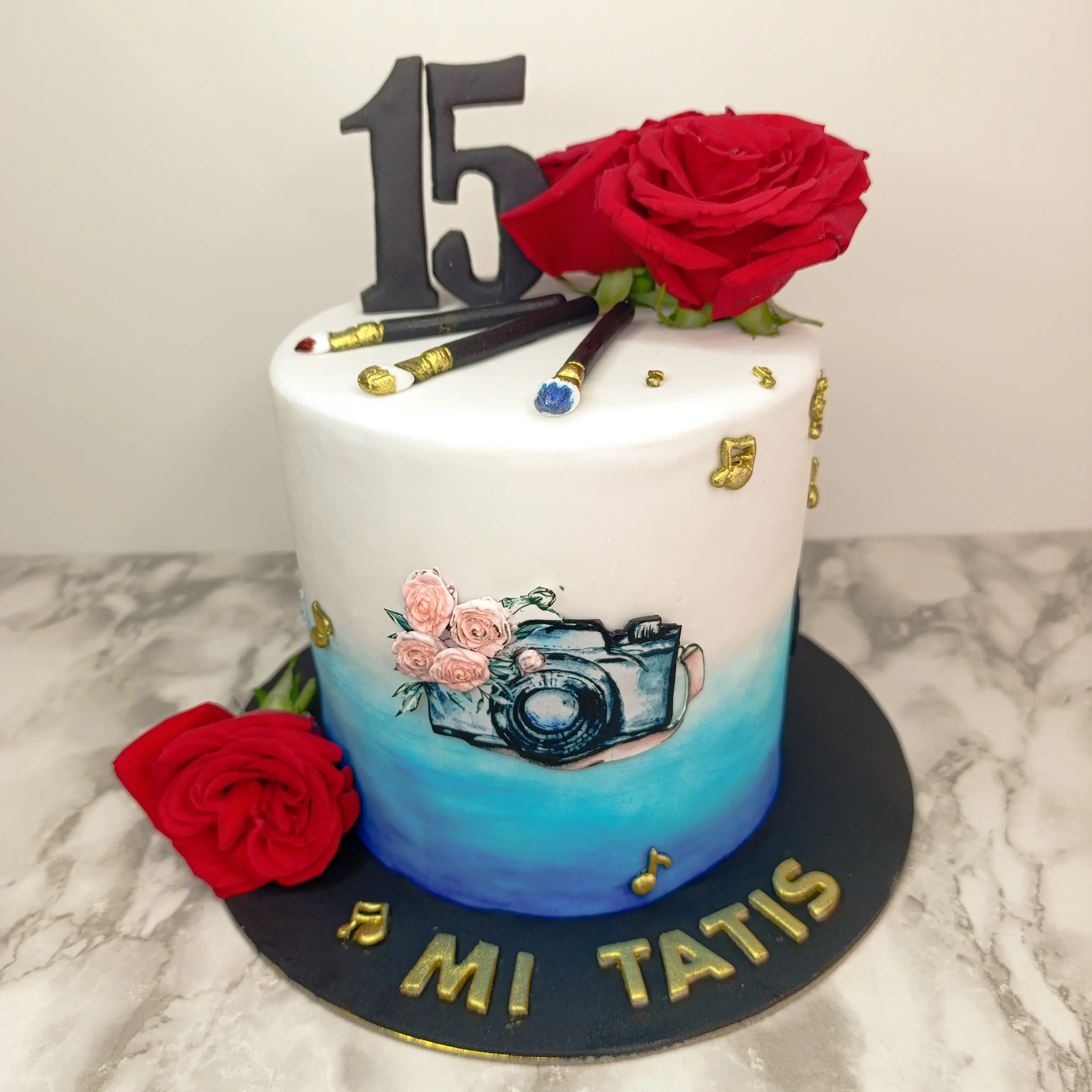 Pastel personalizado para fiesta de 15 años personalizado, detalles florales, fondant y crema  ,elaborado  Pasteleria Capital Tarta