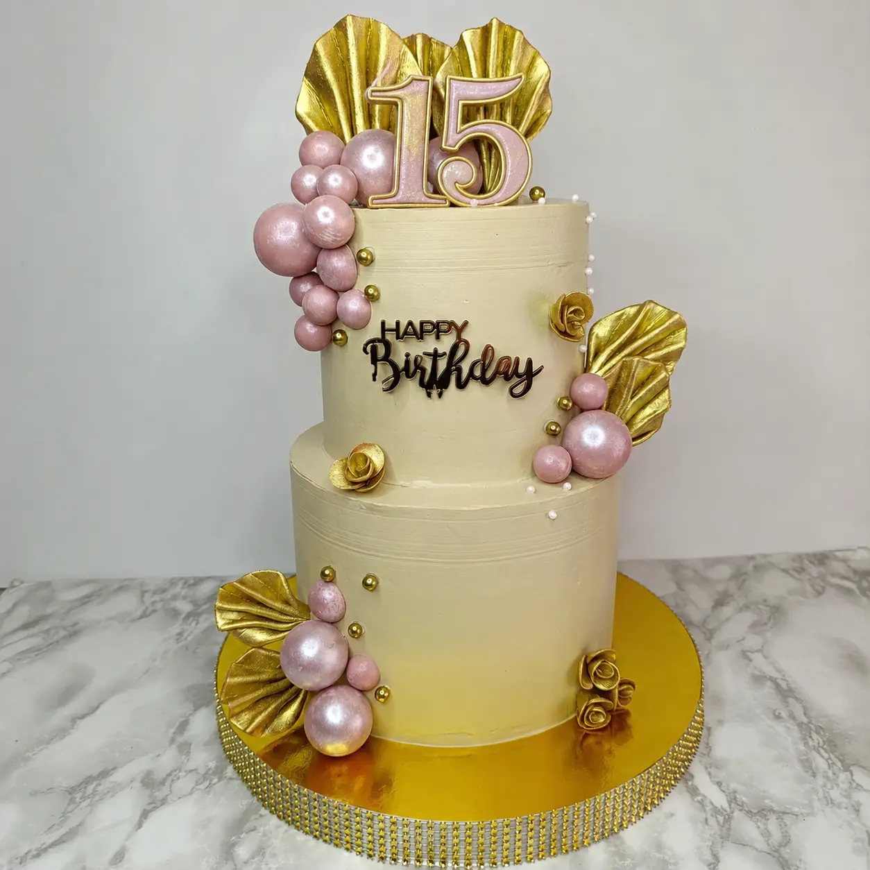 Pastel personalizado para fiesta de 15 años detalles dorados elegante  ,elaborado por  Pasteleria Capital Tarta 