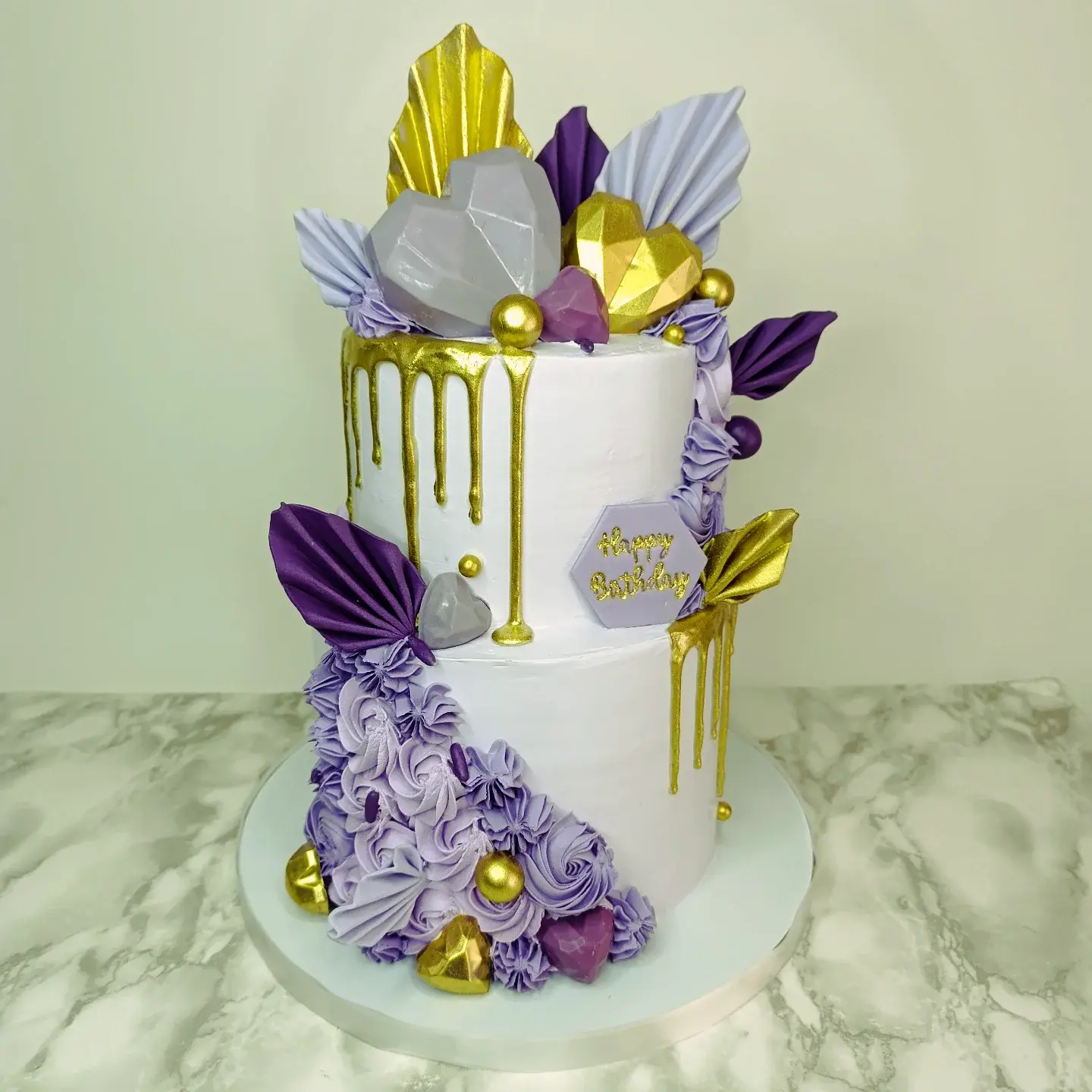 Pastel personalizado para fiesta de 15 años elegantes detalles en fondant  , elaborado por Pasteleria Capital Tarta 