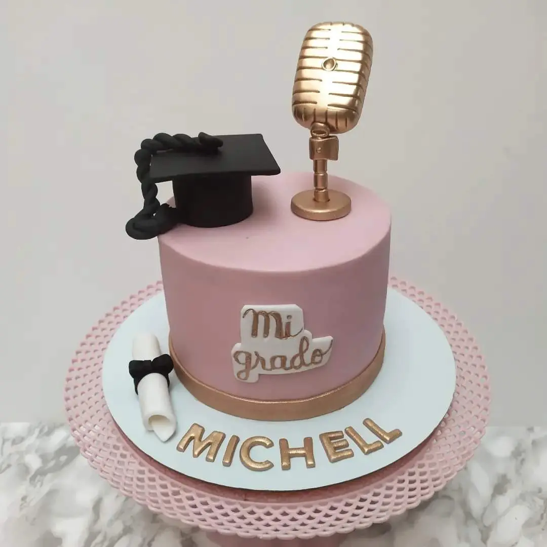 Pastel personalizado para celebarcion  de grado, detalles den fondant, decoracion 3d , elaborado por Pasteleria  Capital Tarta 