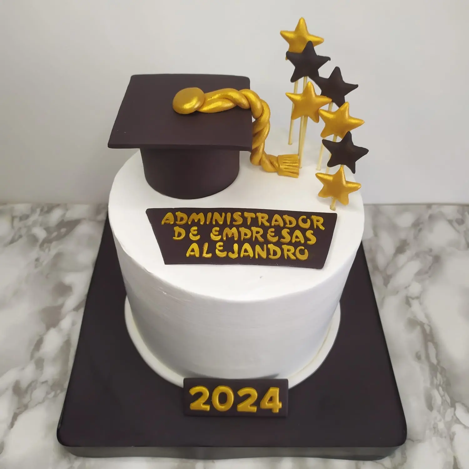 Pastel personalizado para celebracion de Grado,decoracion en 3d, crema y fondant elaborado por Pasteleria Capital Tarta 