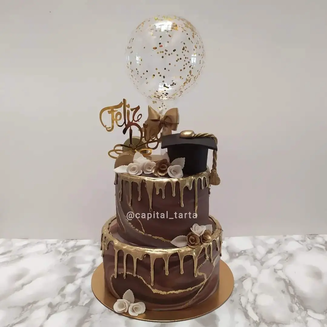 Pastel personalizado para celebracion de Grado,detalles en fondant , globos, dos pisos,  elaborado por Pasteleria Capital Tarta 