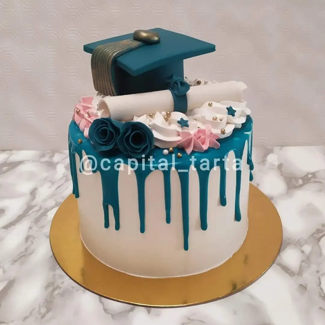 Pastel personalizado para celebarcion de Grado,detalles florales en crema,  elaborado por Pasteleria Capital Tarta 