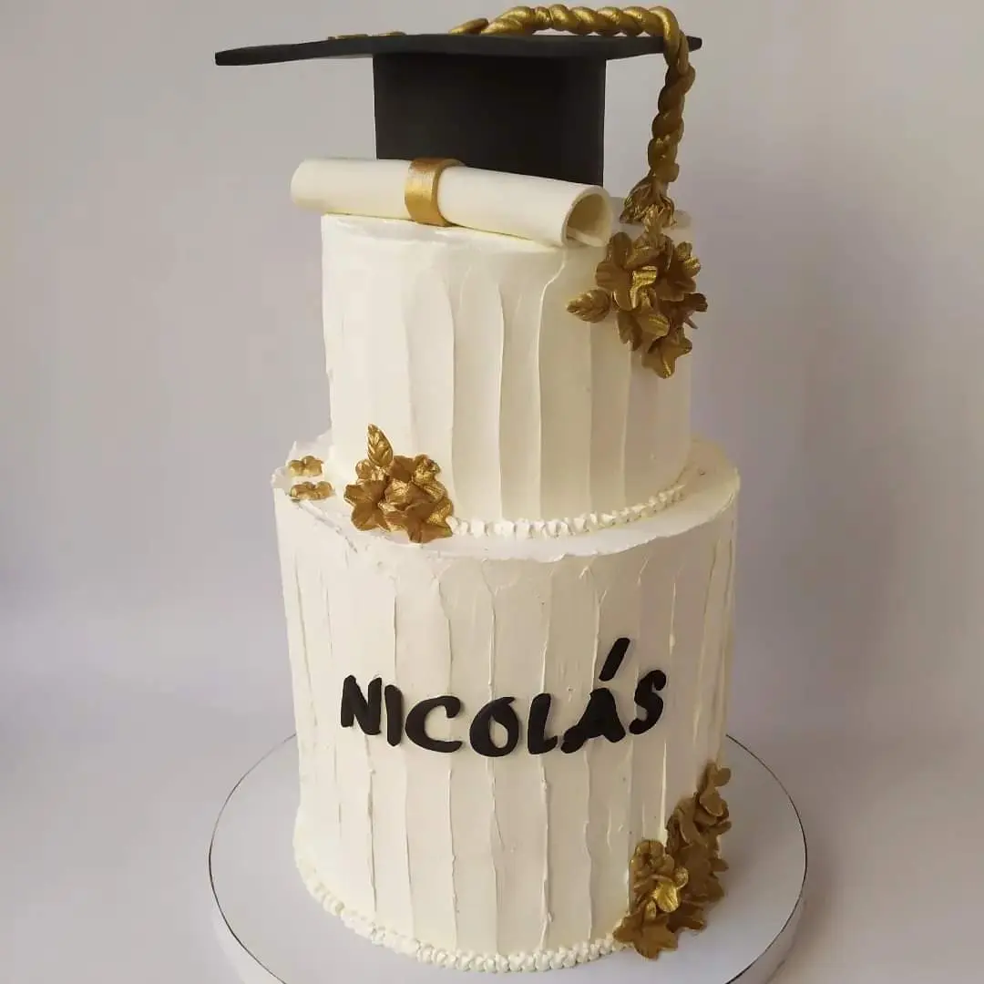 Pastel personalizado para celebracion de Grado, detalles en crema , decoracion 3d , dos pisos , elaborado por Pasteleria Capital Tarta 