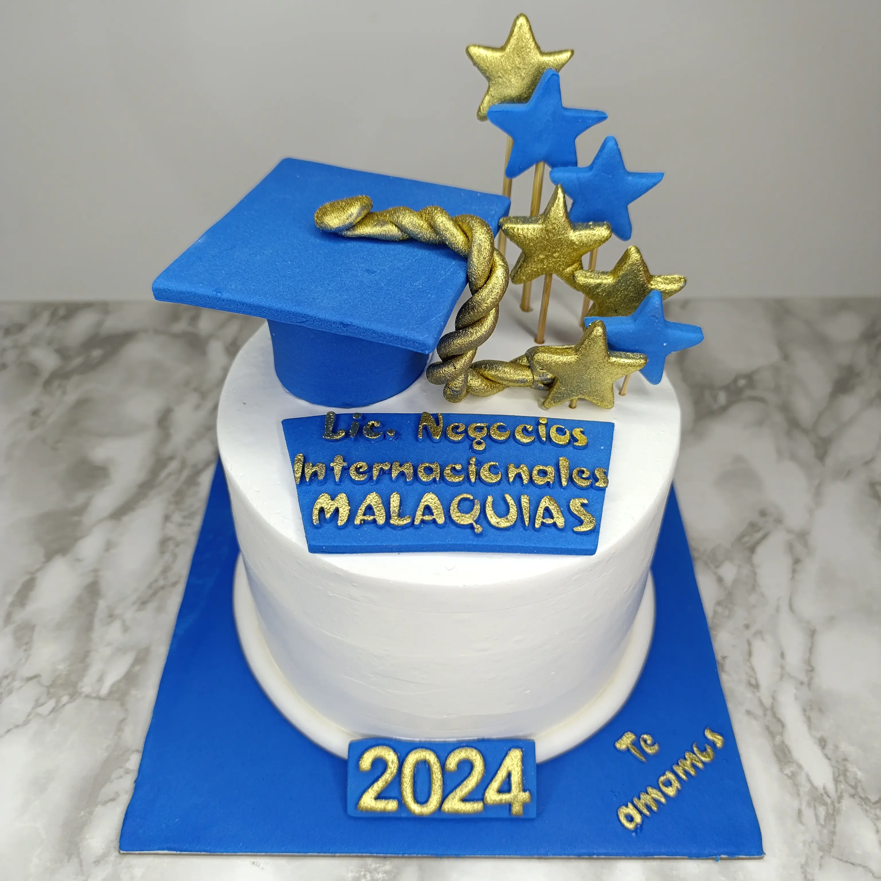 Pastel personalizado para celebracion de Grado,detalles en Fondant , decorado con estrellas elaborado por Pasteleria Capital Tarta 