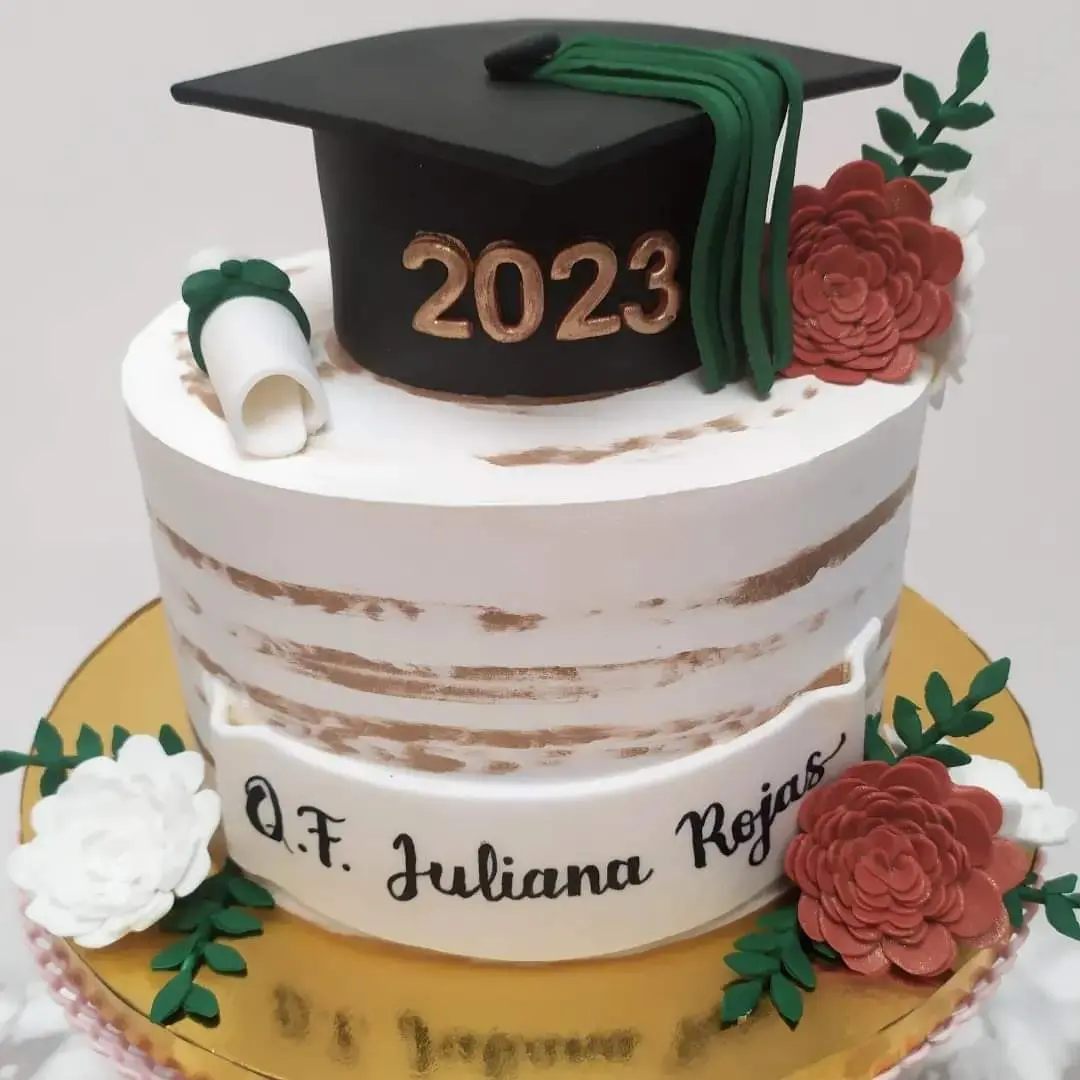 Pastel personalizado para celebracion de Grado,detalles florales rojos y verdes en fondant, elaborado por Pasteleria Capital Tarta 