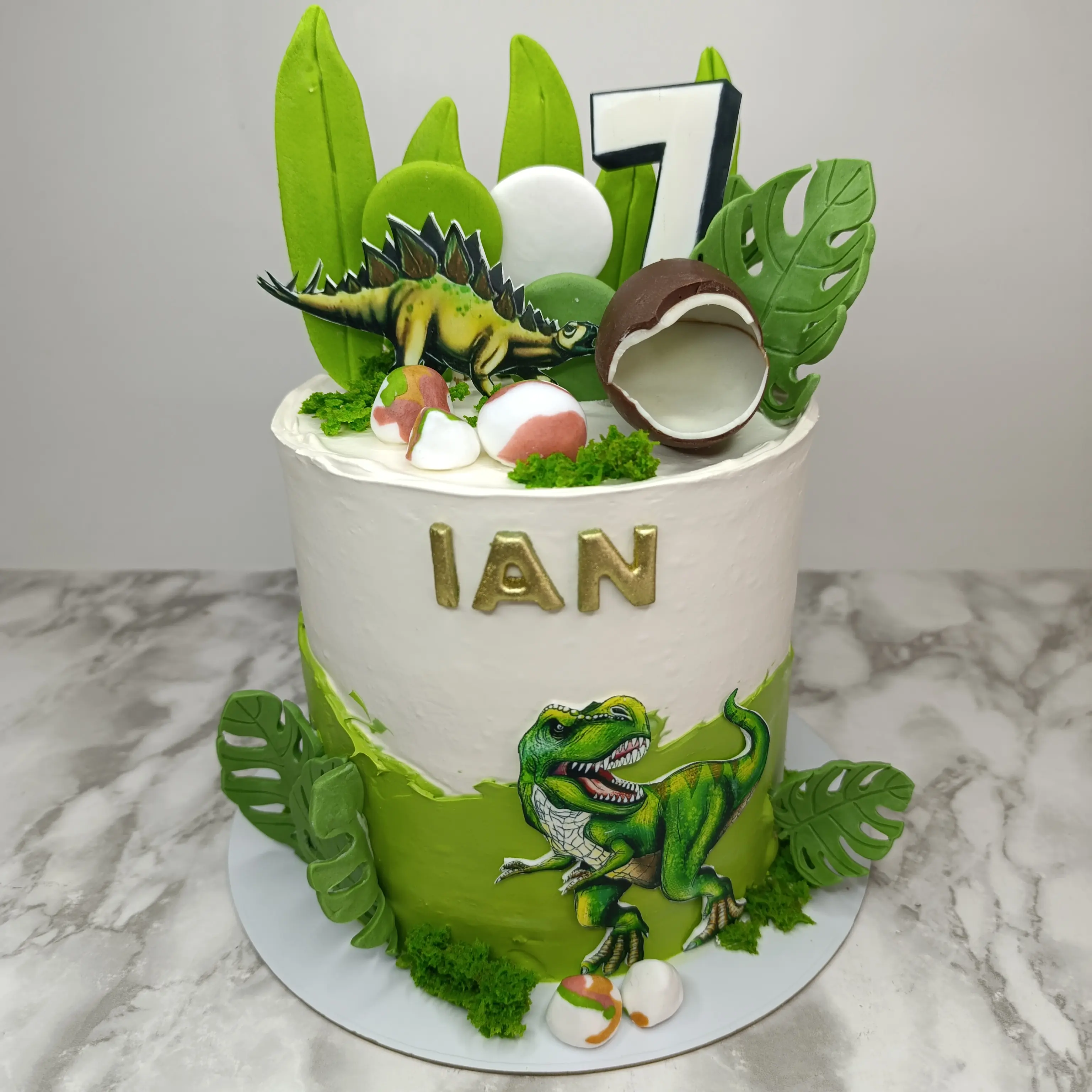 Pastel personalizado para fiesta infantil, tematica de  Dinosaurio,  detalles en fondant y crema, elaborado por Pasteleria Capital Tarta 