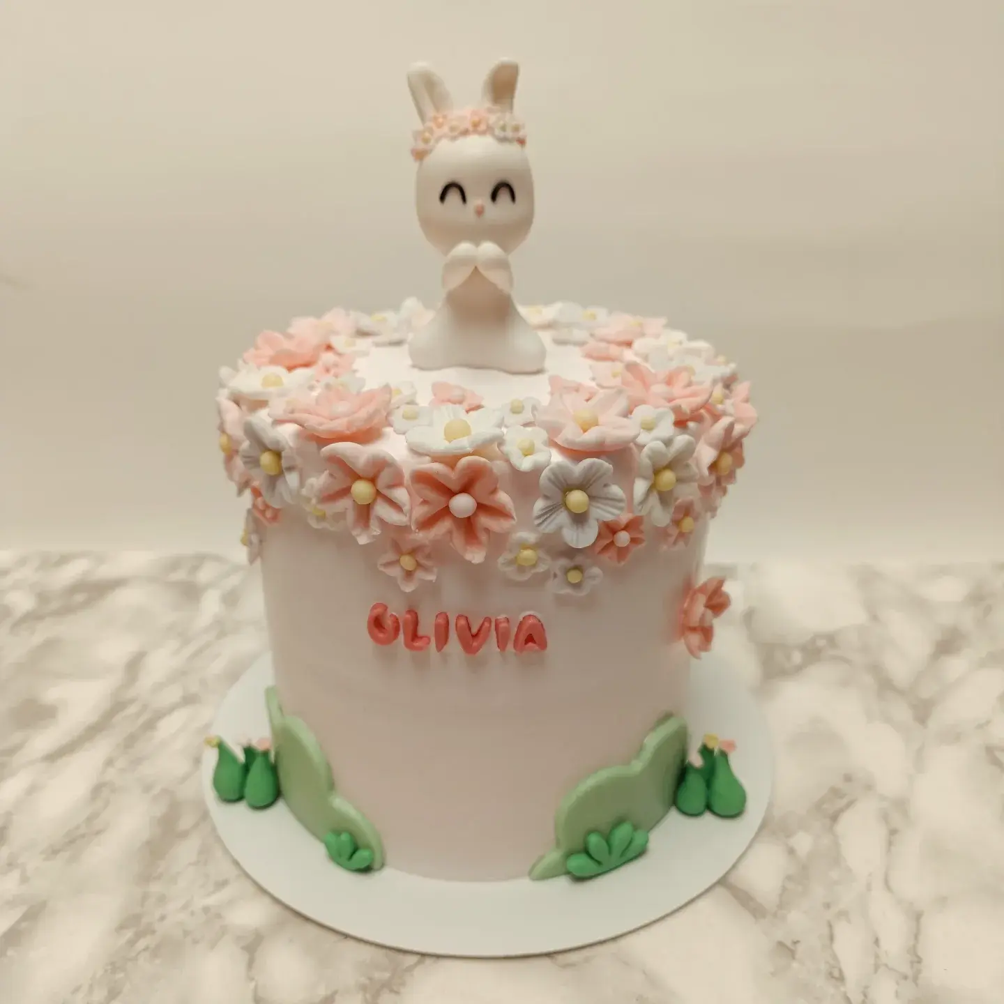 Pastel personalizado, para fiesta infantil, con tematica de Conejita, detalles florales en Fondant, detalles en 3d  , elaborado por pasteleria Capital Tarta