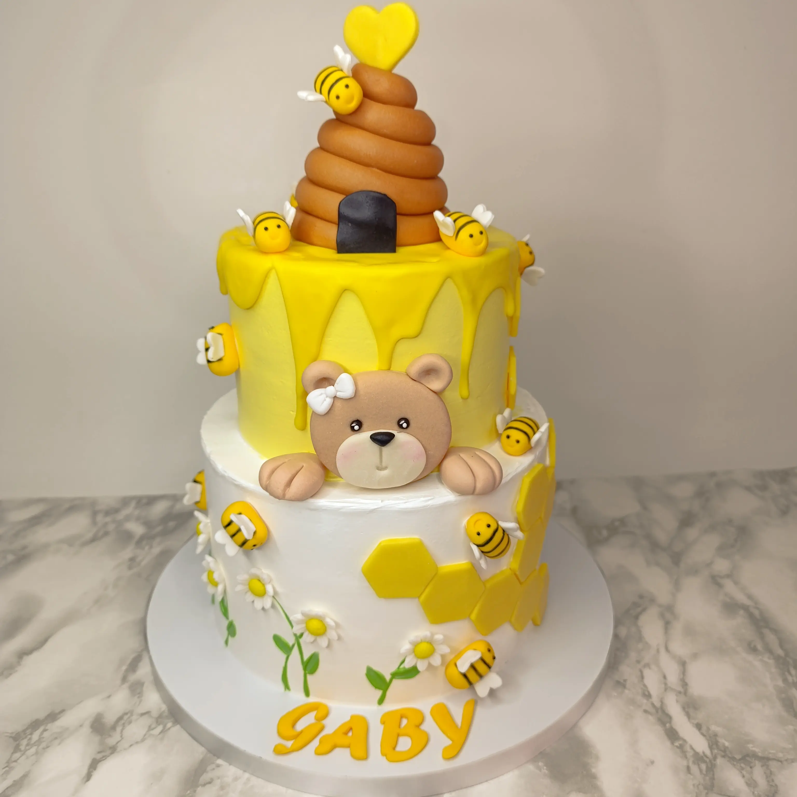 Pastel personalizado, para fiesta infantil detalles en Fondant, con tematica de la Abejita chiquitita elaborada por Pasteleria Capital Tarta 