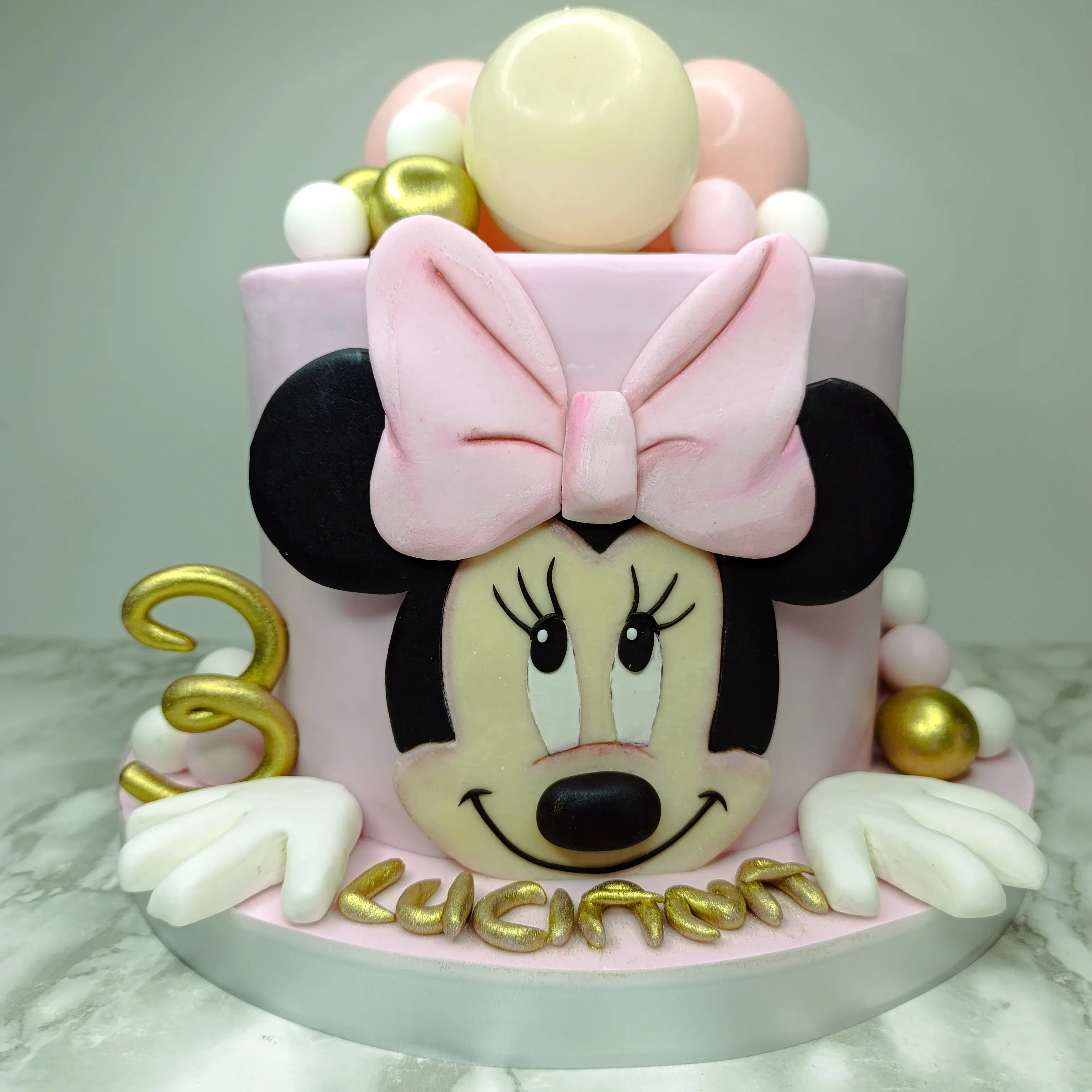 Pastel personalizado, para fiesta infantil con tematica de Minie Mouse, elaborada por Pasteleria Capital Tarta