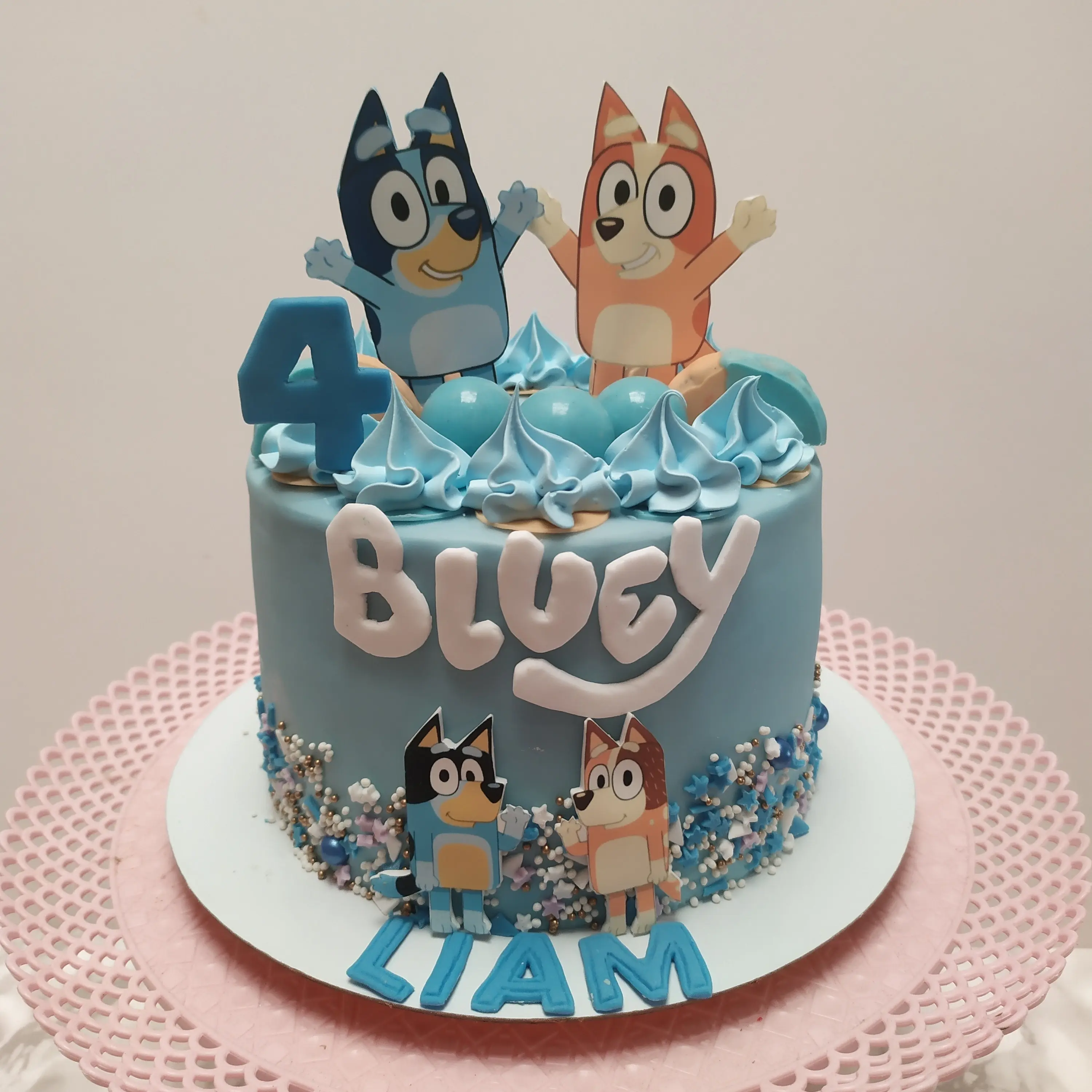 Pastel personalizado, para fiesta infantil, con tematica de Bluey,detalles en fondant y crema elaborado por  Pasteleria Capital Tarta 