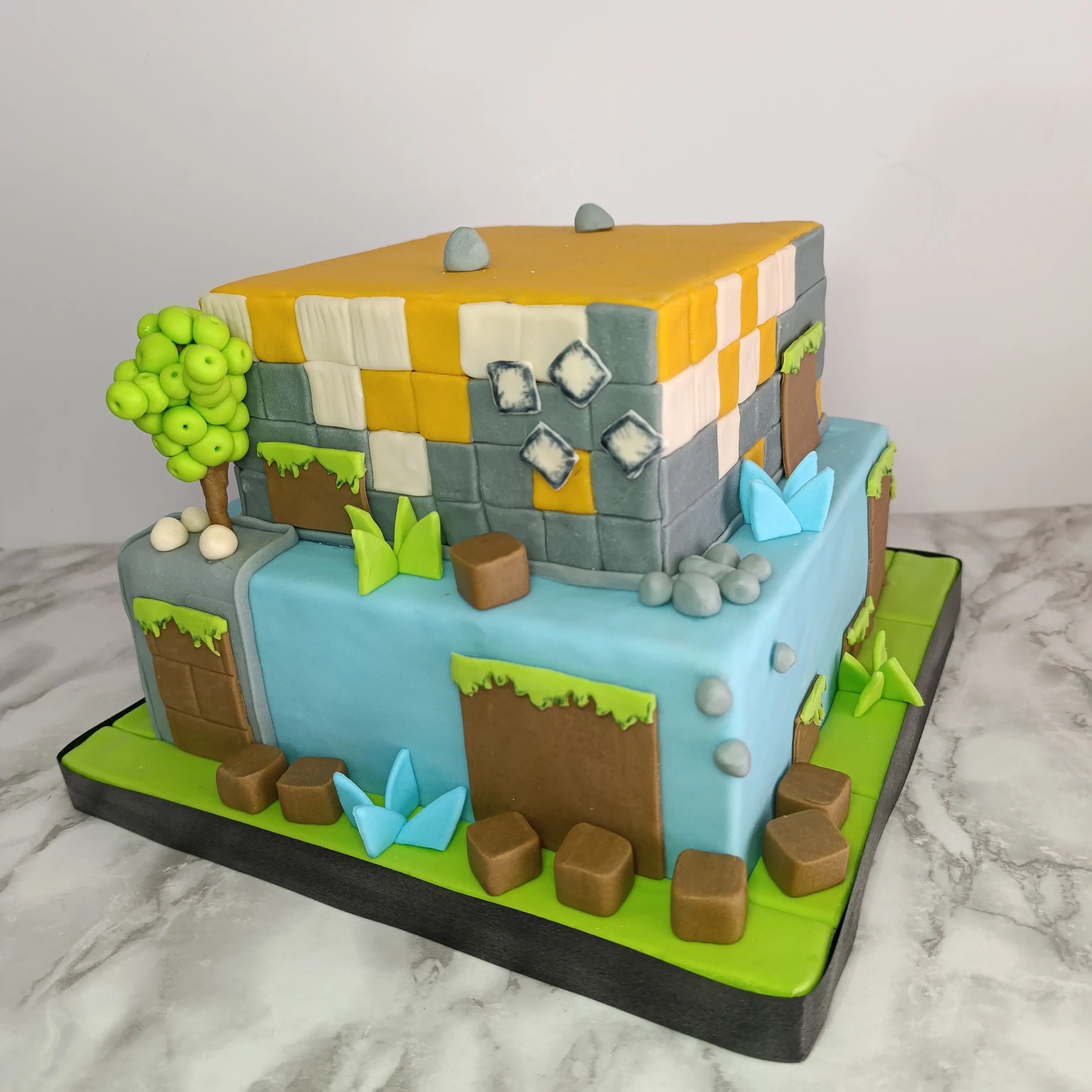 Pastel personalizado, para fiesta infantil, tematica de Minecraft detalles en Fondat, elaborado por Pasteleria  Capital Tarta