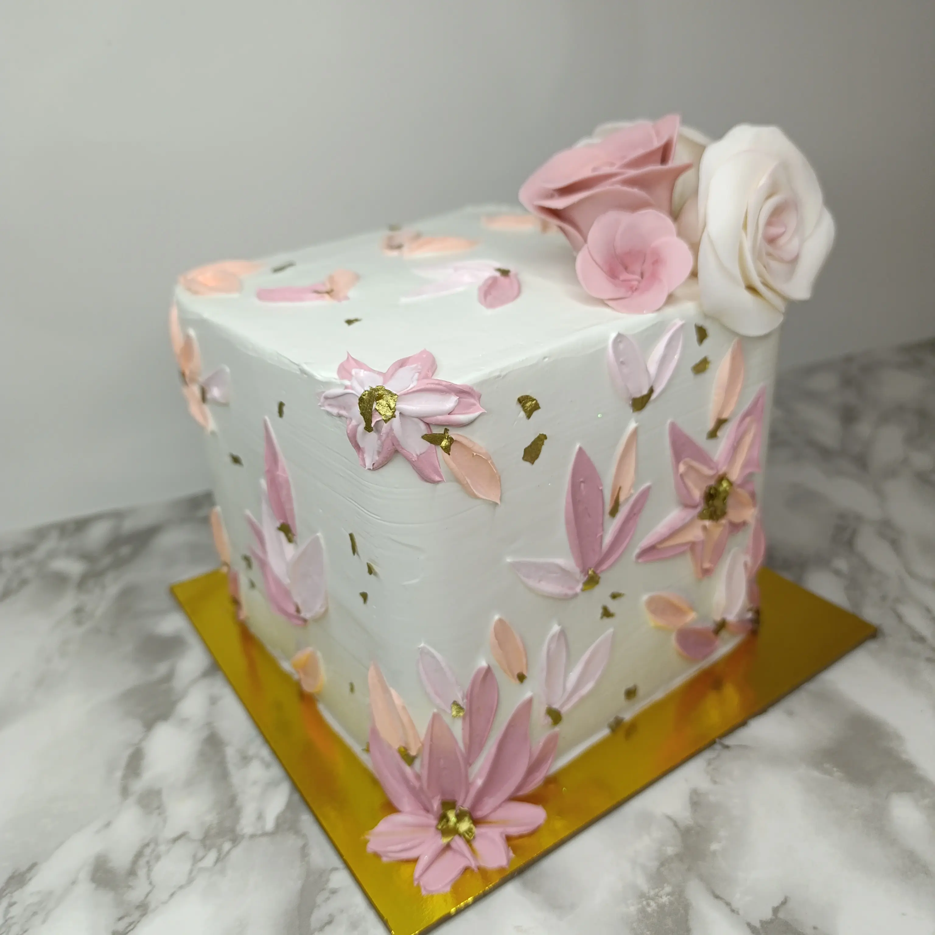 Pastel personalizado para fiesta  de Bodas,detalles florales  colores pasteles, rosas comestibles, matices rosas , detalles dorados, elaborado pasteleria Capital Tarta 